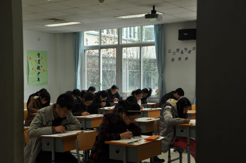 2013年国家公务员考试笔试某考点现场(摄影 熊旭)
