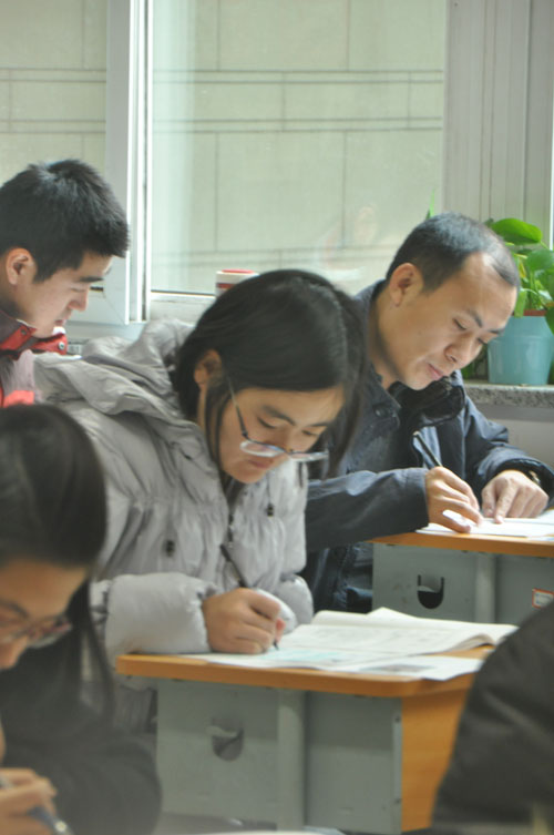 2013年国家公务员考试笔试现场,考生正努力答题(摄影 熊旭)