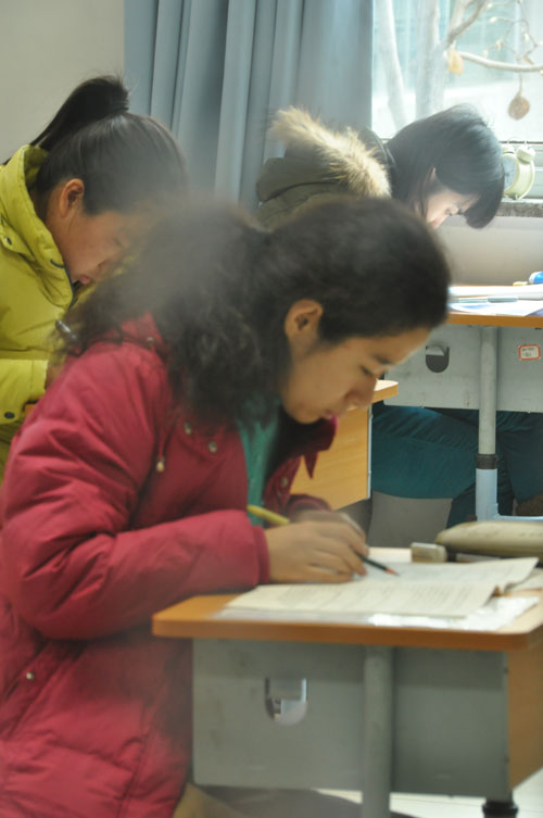 2013年国家公务员考试笔试现场,考生正努力答题(摄影 熊旭)