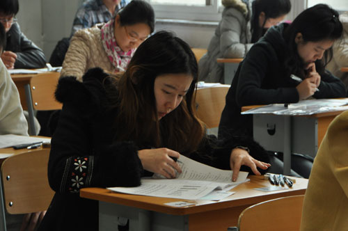 2013年国家公务员考试笔试现场,考生正认真答题(摄影 熊旭)