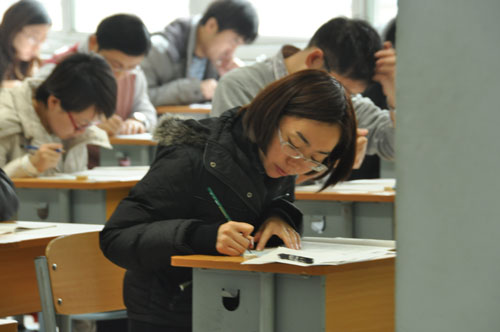 2013年国家公务员考试笔试现场,考生正努力答题(摄影 熊旭)