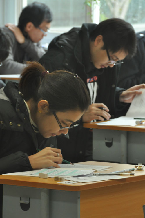 2013年国家公务员考试笔试现场,考生正努力答题(摄影 熊旭)