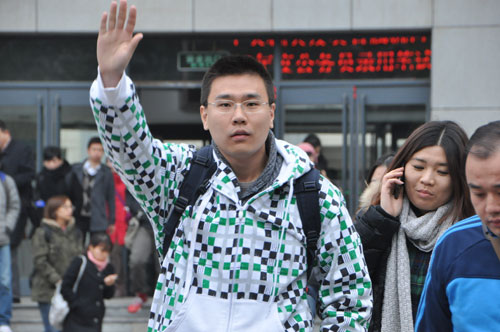 2013年国家公务员考试行测考试结束,考生走出考场。(摄影 熊旭)