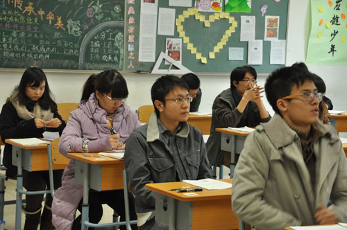 2013年国家公务员考试行测考试结束,监考老师让考生停笔并准备收答题卡。(摄影 熊旭)