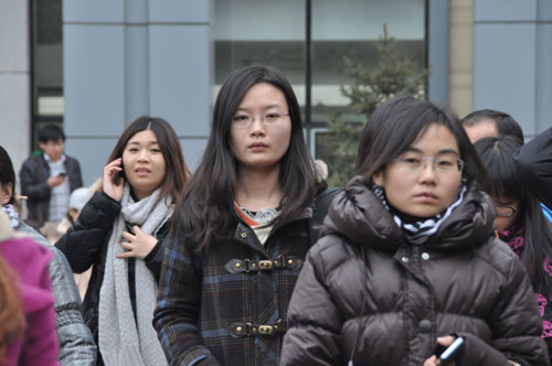 2013年国家公务员考试行测考试结束,考生走出考场。(摄影 熊旭)