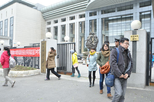 2013年国家公务员考试行测考试结束,考生走出考场。(摄影 熊旭)