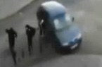 两车相撞路人奇迹躲过