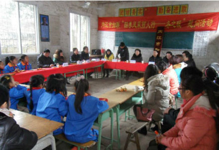 �Ĵ�һСѧѧ��Ϊ"�м�"�쵼ð�Ϻ��е���ӭ(ͼ) ��8��