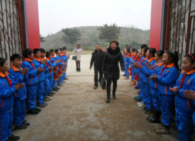 �Ĵ�һСѧѧ��Ϊ"�м�"�쵼ð�Ϻ��е���ӭ(ͼ) ��2��