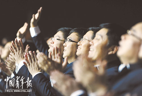 某著名商学院2013新年晚会由央视全程录制,台下的EMBA同学正热情参与节目录制,他们大都是国内外知名企业的高层管理人员。