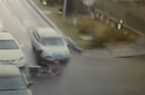 女子被撞飞路人无视