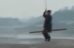 长江大桥下荡秋千