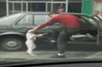深圳家长当街虐打幼儿