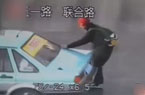 脚踩轮滑上马路被处罚