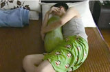 大学生抱冬瓜解暑