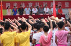 小学生雨中表演