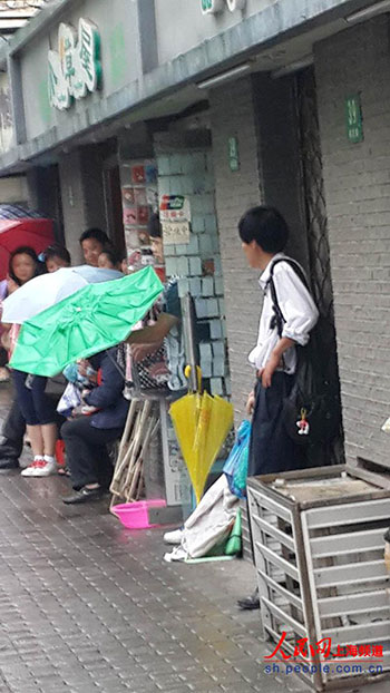 【现场】孩子场内疾书  家长雨中守望【3】