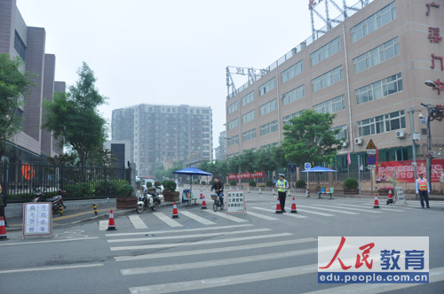 8日一早，广渠门中学考点。（摄影 熊旭）
