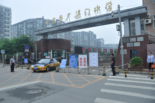 8日一早，广渠门中学考点。（摄影 熊旭）