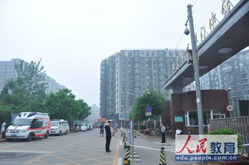 8日一早，广渠门中学考点。（摄影 熊旭）