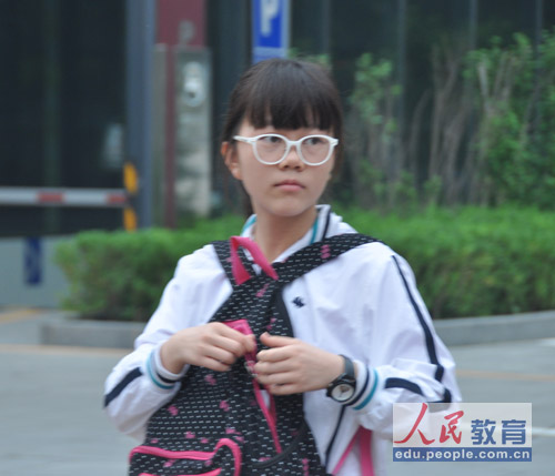 高考第二天，考生進場前，看上去已經適應考試氛圍。（攝影 熊旭）