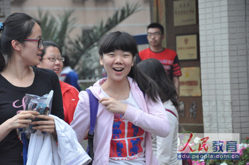 编辑旁白：看到我爸妈拿了一束花站门口了。（摄影 熊旭）