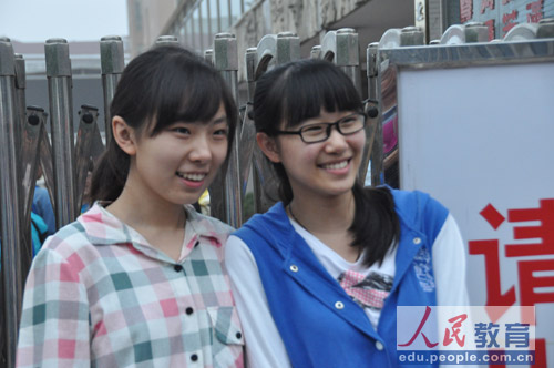 编辑旁白：我俩又上镜了，缘分啊。（摄影 熊旭）