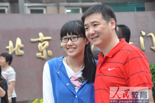 编辑旁白：女孩就是喜欢贴着爸爸，恩！没错。（摄影 熊旭）