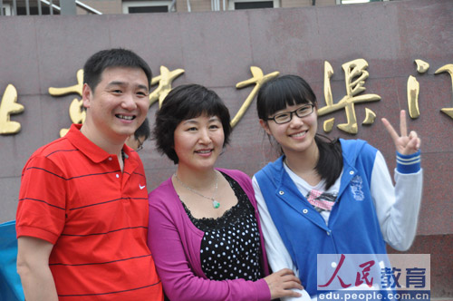 编辑旁白：全家福，留念广渠门中学，一个让我腾飞的地方。（摄影 熊旭）