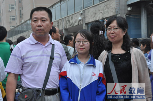 编辑旁白：到底看哪个镜头呢？（摄影 熊旭）