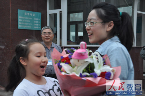 编辑旁白：妹妹也给姐姐送上一束。（摄影 熊旭）