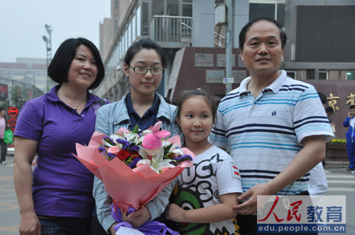 编辑旁白：全家福，留念广渠门中学，到底看哪个镜头呢？（摄影 熊旭）