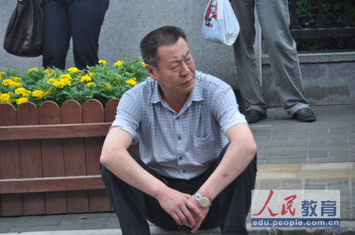 编辑旁白：咋还不出来呢。咋整的？（摄影 熊旭）