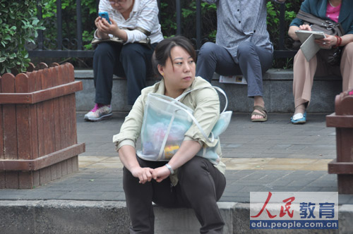 编辑旁白：我等，我等，我等等等。（摄影 熊旭）