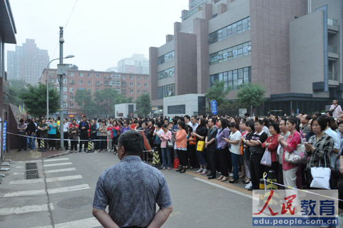 编辑旁白:这注定将会是难以忘怀的一天。(摄影 熊旭)