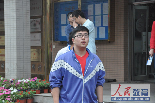编辑旁白：我要把喜讯第一个与老妈分享，快找找在哪里等着我呢！（摄影 熊旭）