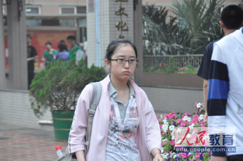 编辑旁白：似乎英语考试有点儿难。（摄影 熊旭）