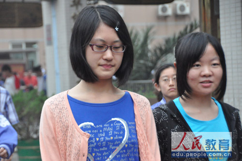 编辑旁白：其实……我比你还害羞，不抬头，我就不抬头。（摄影 熊旭）