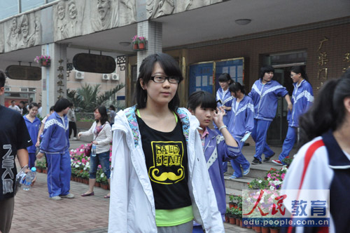 编辑旁白：虽然心情不能平静，但还是要看起来淡定，要淡定！（摄影 熊旭）