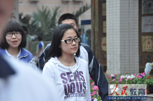 编辑旁白：考试结束，突然不知道第一件事该做些什么了，谁给出点儿注意？（摄影 熊旭）