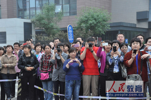 编辑旁白：这关键的日子一定要记录下来。（摄影 熊旭）