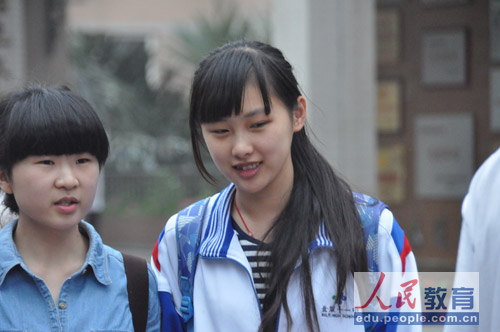 编辑旁白：嘿嘿，成绩一出，家人肯定为我骄傲！（摄影 熊旭）