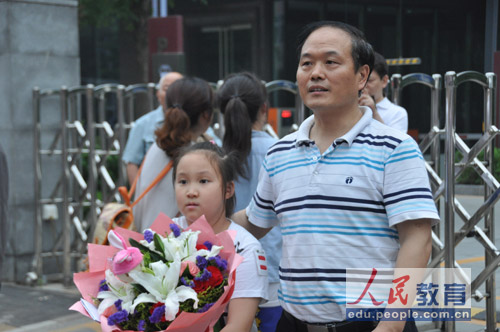 编辑旁白：全家上阵，迎接女儿凯旋。（摄影 熊旭）