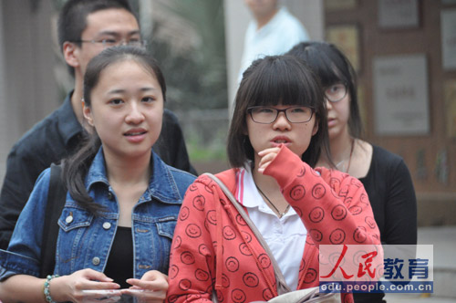编辑旁白：好多人啊，这是来迎接我们的吗？好壮观！（摄影 熊旭）