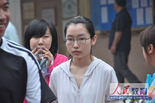 编辑旁白：寻找家人中……哪儿来的记者，挡着我视线啦！（摄影 熊旭）