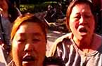 城管遭菜贩辱骂围攻
