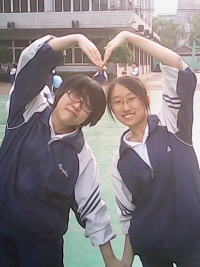 和同学摆爱心pose