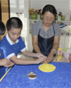 ����κ����������ä��ѧУ������ʦ�����ٻ񱱾����ؽ������ʦ�Ƚ����ˡ��ȳƺš�κ��ʦ�����Ȱ���ѧ������ÿ���ܶ������������ѧ�¶�����������ͬѧ���Σ��������Ǹ��ϰ༶��ƽ��ˮƽ����
