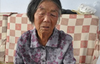 七旬老奶被孙女当街暴打