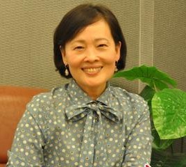 台湾美容专家金韵蓉我最难忘的老师其实有两个，一个是我初中一年级的英语老师。我现在英语之所以这么好，就是因为我的英语启蒙非常棒。这个老师她当时已经满头白发，但英语口语讲得非常漂亮。